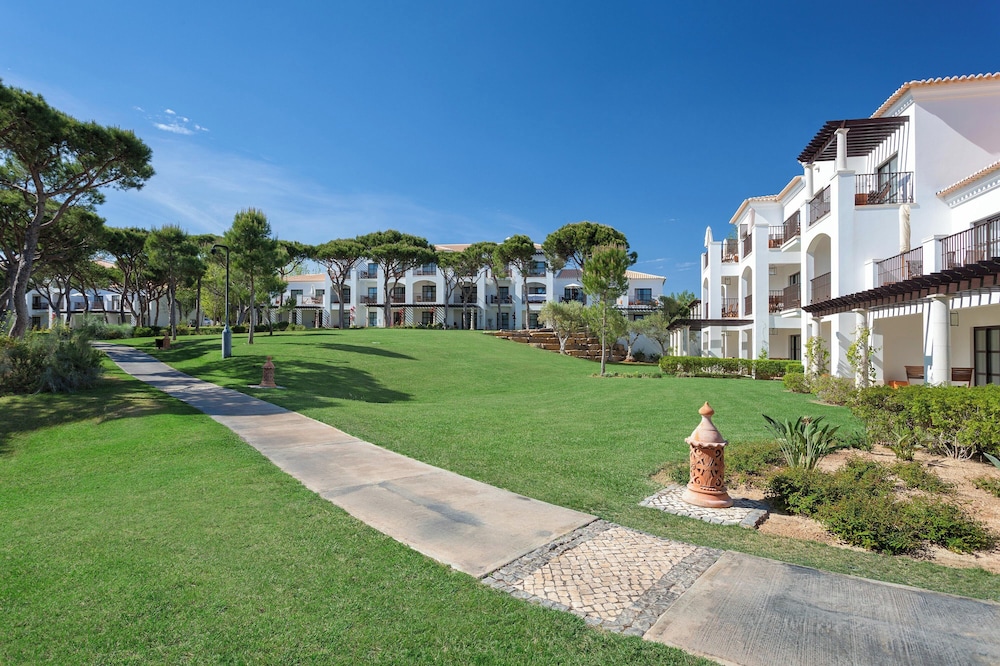 Pine Cliffs Residence, a Luxury Collection Resort, Algarve — Hotel building in Albufeira, Faro