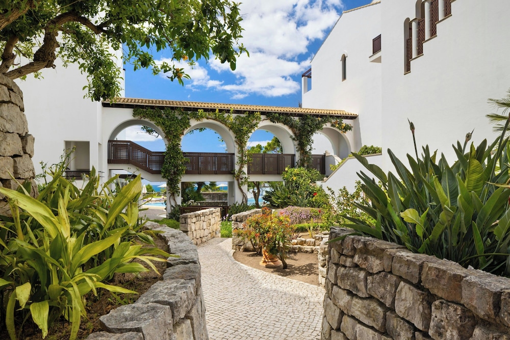 Pine Cliffs Residence, a Luxury Collection Resort, Algarve — Hotel building in Albufeira, Faro