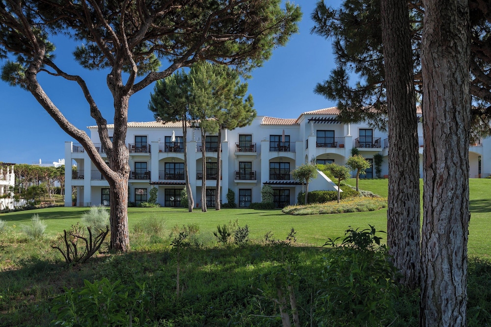 Pine Cliffs Residence, a Luxury Collection Resort, Algarve — Hotel building in Albufeira, Faro