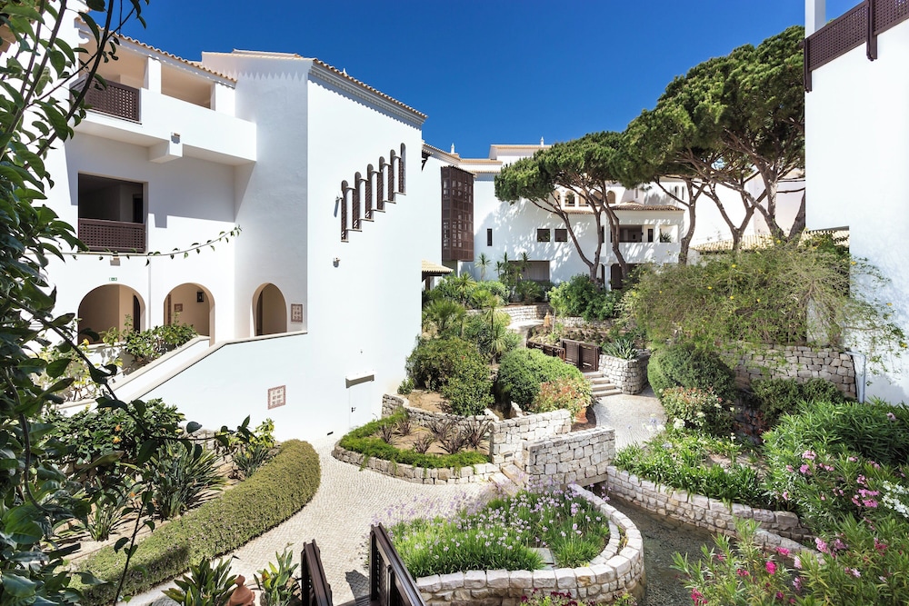 Pine Cliffs Residence, a Luxury Collection Resort, Algarve — Hotel building in Albufeira, Faro