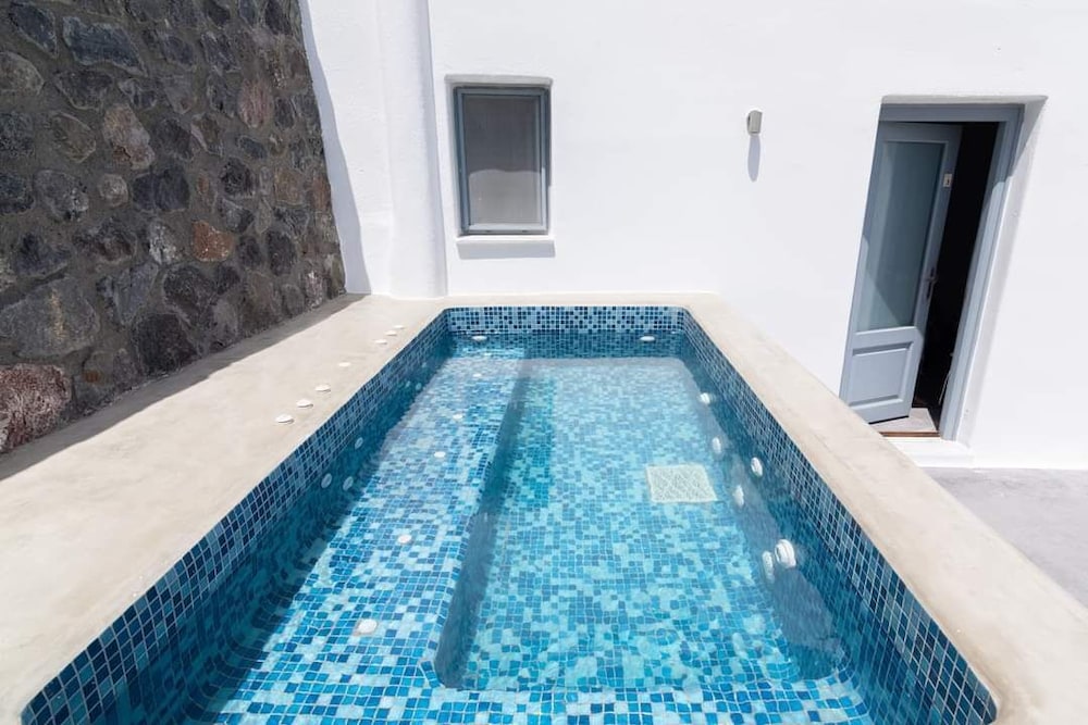 Pancratium villas & suites — Swimming pool in Akrotiri, South Aegean