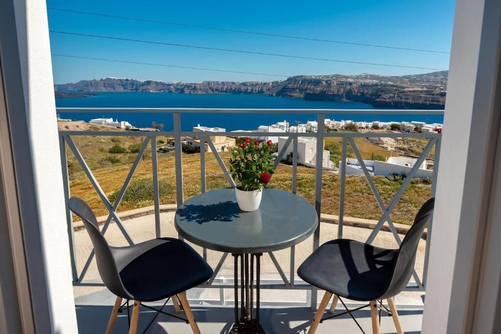 Pancratium villas & suites — Attractions in the area in Akrotiri, South Aegean