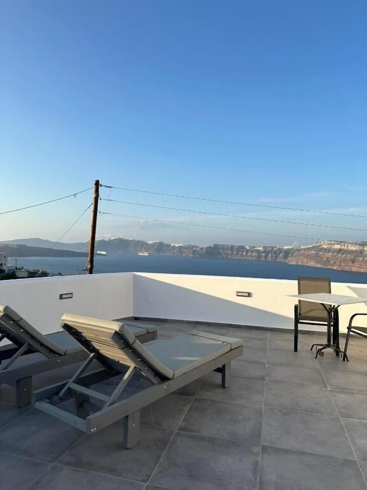Pancratium villas & suites — Attractions in the area in Akrotiri, South Aegean