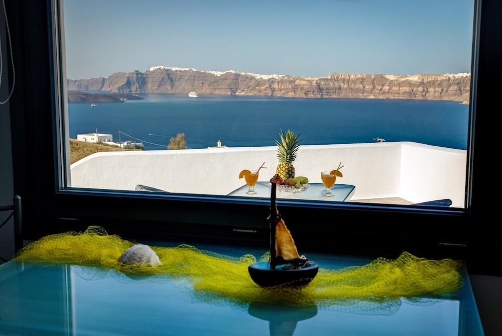 Pancratium villas & suites — Swimming pool in Akrotiri, South Aegean