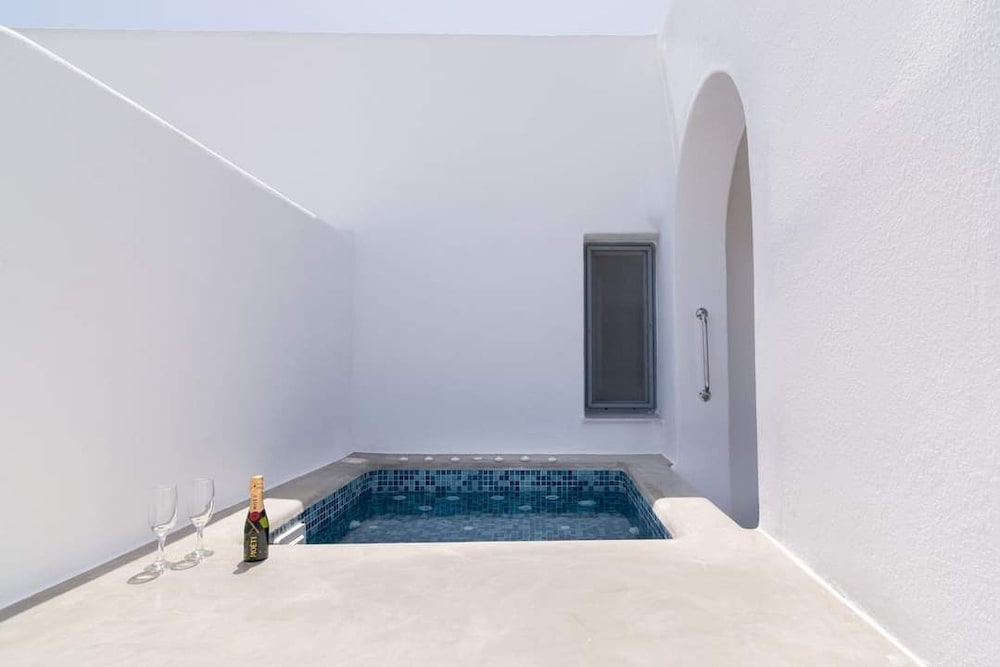 Pancratium villas & suites — Swimming pool in Akrotiri, South Aegean