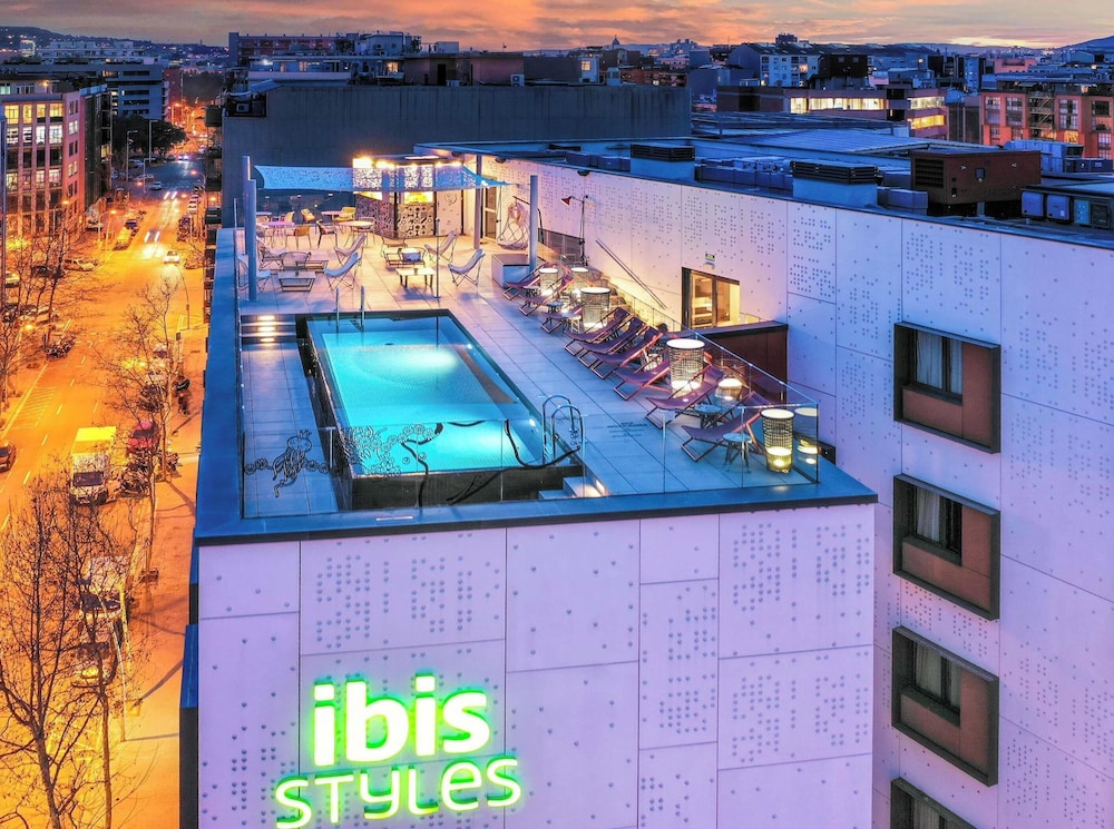 ibis Styles Barcelona City Bogatell — Swimming pool in Barcelona, Catalonia