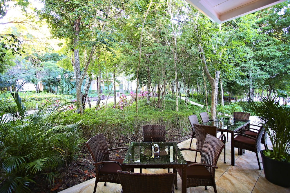 Bahia Principe Escape Sian Ka’an - Hyatt Inclusive Collection - Adults Only - All Inclusive — Hotel building in Akumal, Quintana Roo