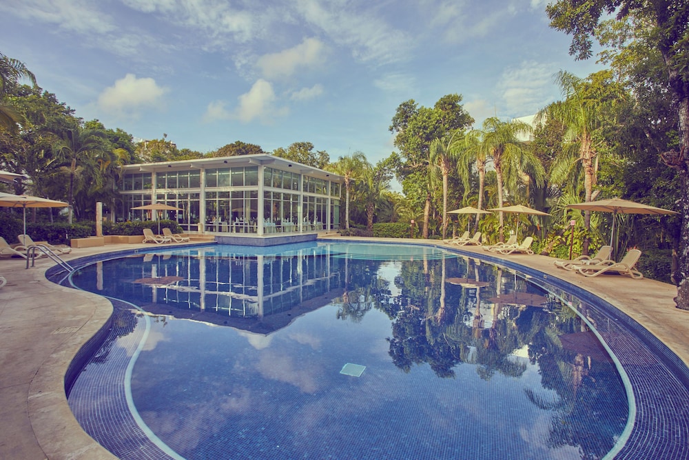 Bahia Principe Escape Sian Ka’an - Hyatt Inclusive Collection - Adults Only - All Inclusive — Swimming pool in Akumal, Quintana Roo