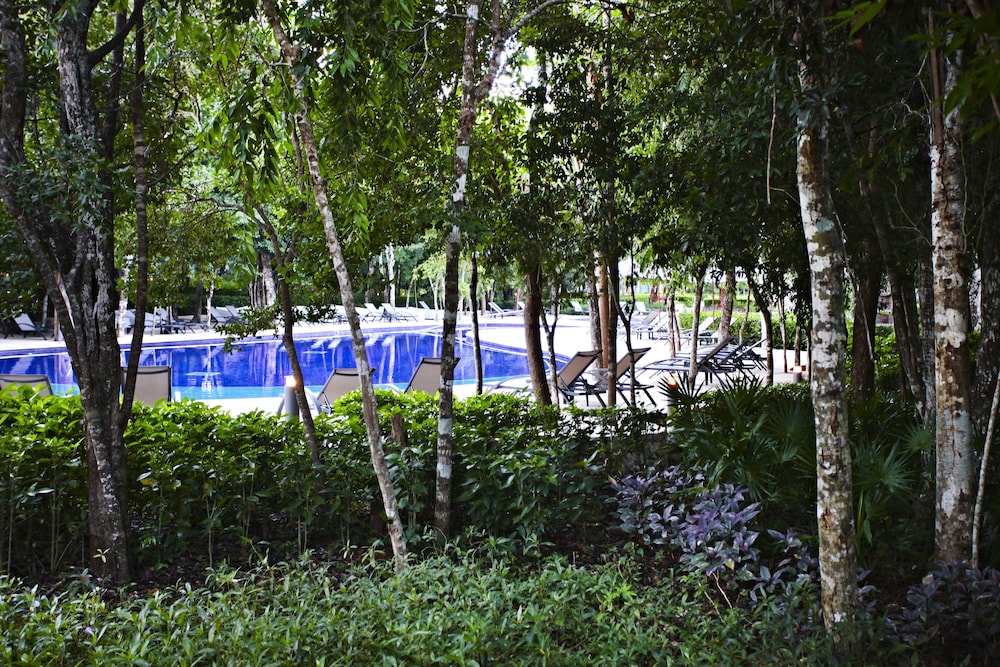 Bahia Principe Escape Sian Ka’an - Hyatt Inclusive Collection - Adults Only - All Inclusive — Swimming pool in Akumal, Quintana Roo