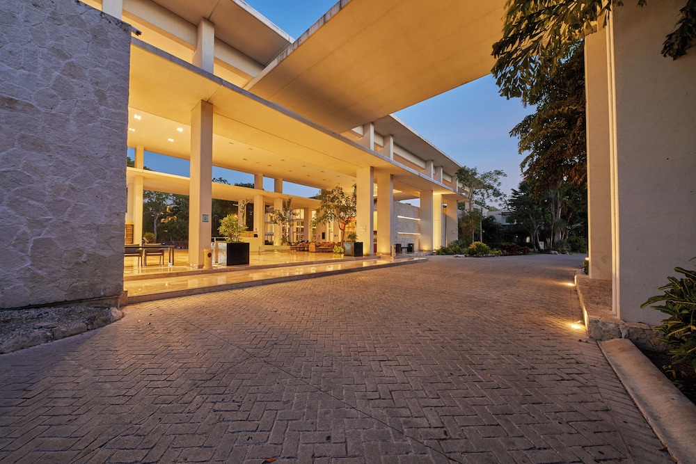 Bahia Principe Escape Sian Ka’an - Hyatt Inclusive Collection - Adults Only - All Inclusive — Hotel building in Akumal, Quintana Roo