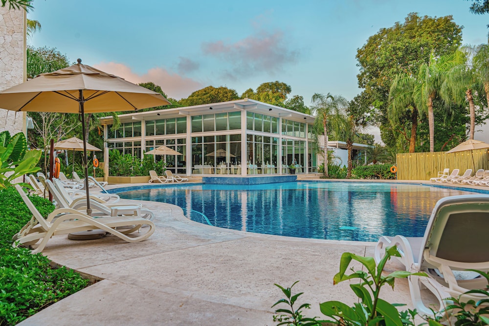 Bahia Principe Escape Sian Ka’an - Hyatt Inclusive Collection - Adults Only - All Inclusive — Swimming pool in Akumal, Quintana Roo