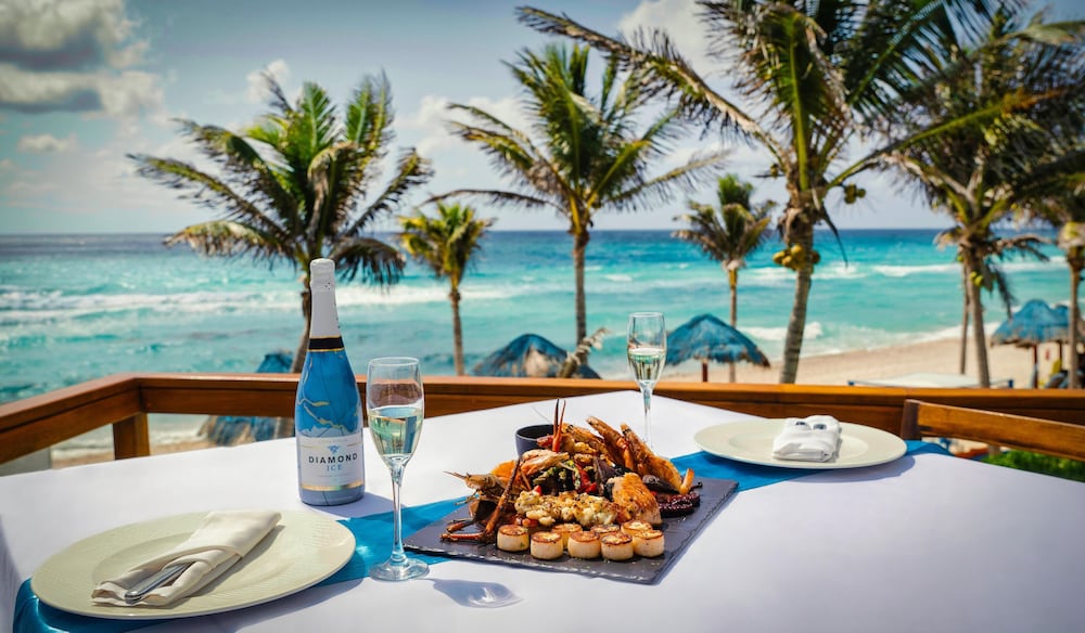 The Pyramid Cancun by Oasis - Gourmet Premium All Inclusive — Restaurant & bars in Cancun, Quintana Roo