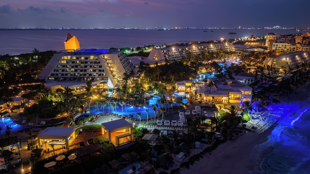 The Pyramid Cancun by Oasis - Gourmet Premium All Inclusive — Hotel building in Cancun, Quintana Roo