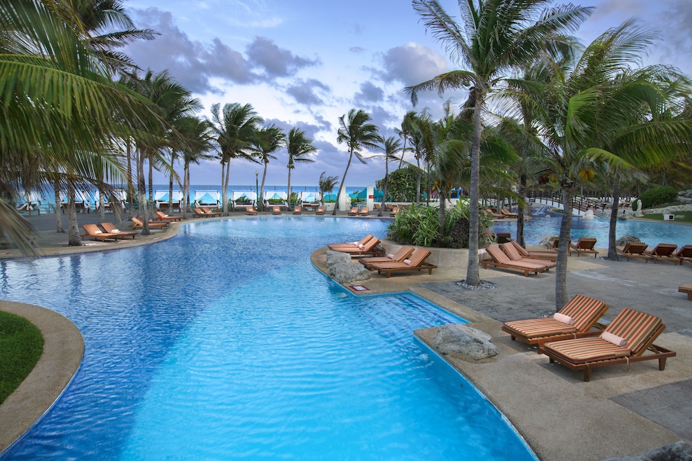 The Pyramid Cancun by Oasis - Gourmet Premium All Inclusive — Swimming pool in Cancun, Quintana Roo