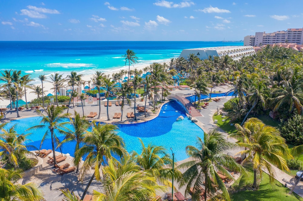 The Pyramid Cancun by Oasis - Gourmet Premium All Inclusive — Swimming pool in Cancun, Quintana Roo