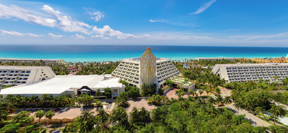 The Pyramid Cancun by Oasis - Gourmet Premium All Inclusive — Hotel building in Cancun, Quintana Roo