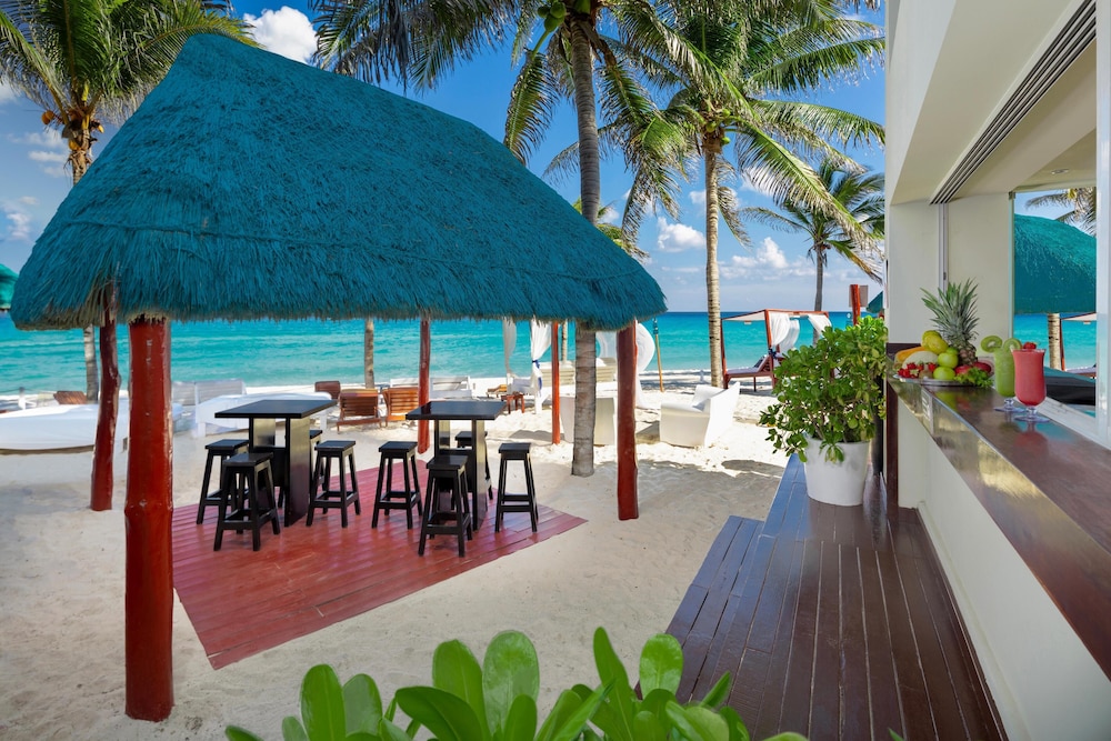 The Pyramid Cancun by Oasis - Gourmet Premium All Inclusive — Restaurant & bars in Cancun, Quintana Roo