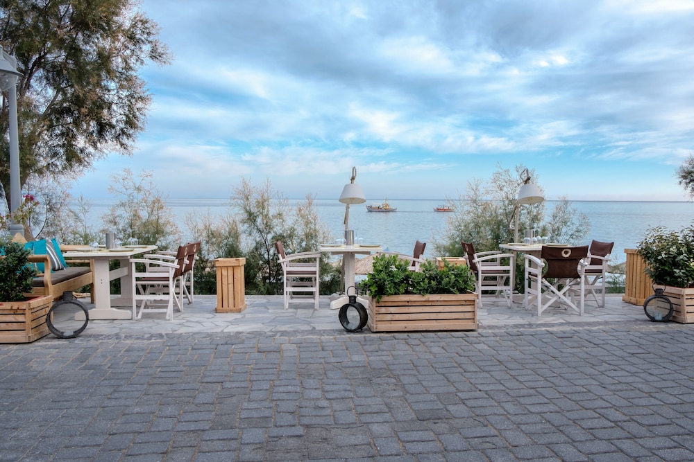 Santorini Crystal Blue — Restaurant & bars in Kamari, South Aegean