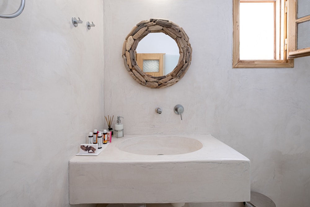 Santorini Crystal Blue — Hotel rooms in Kamari, South Aegean