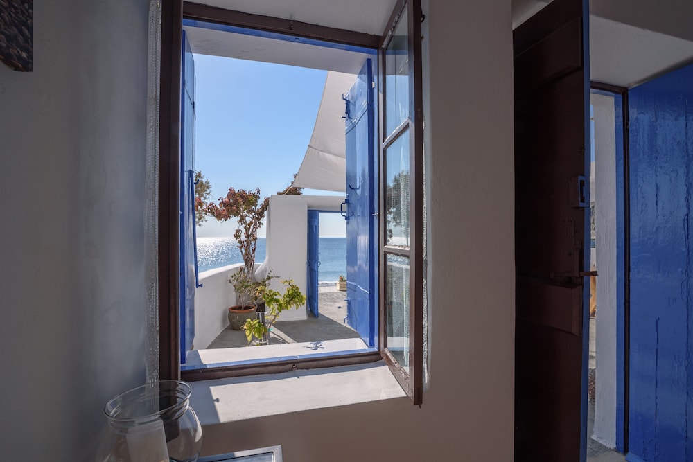 Santorini Crystal Blue — Hotel rooms in Kamari, South Aegean