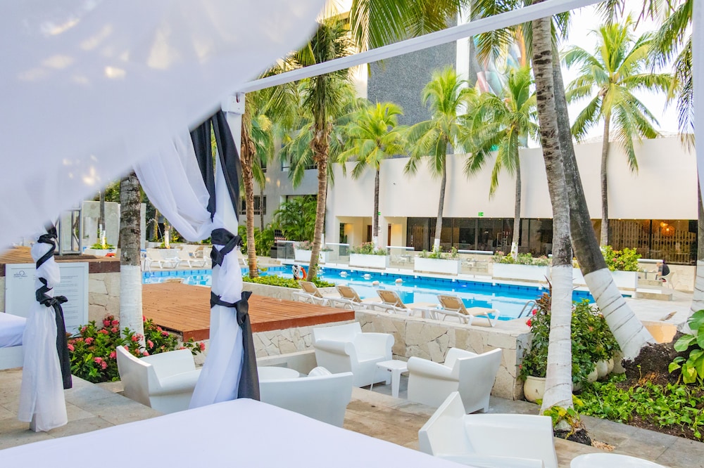 Oh! Cancun - The Urban Oasis & Beach Club — Swimming pool in Cancun, Quintana Roo