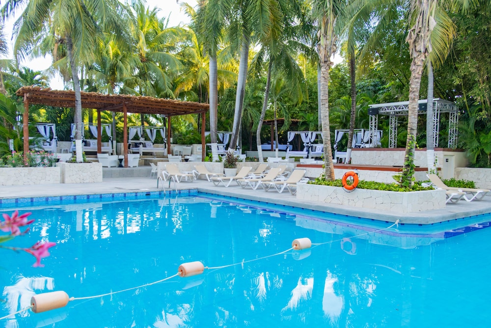 Oh! Cancun - The Urban Oasis & Beach Club — Swimming pool in Cancun, Quintana Roo
