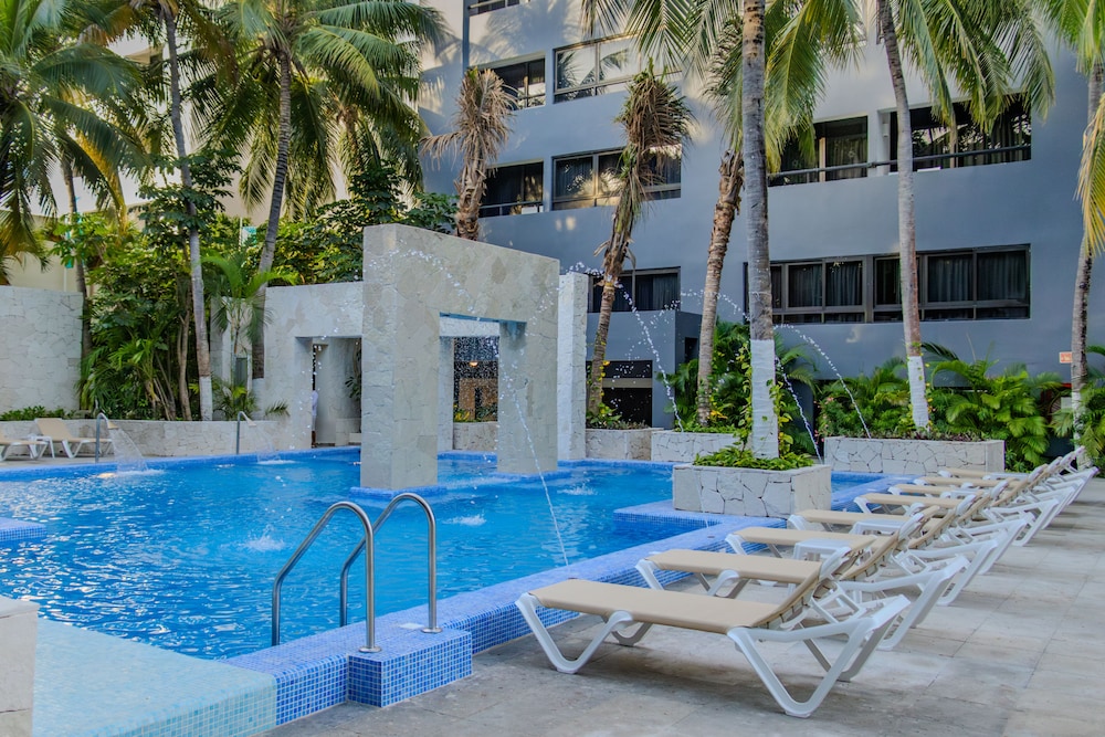 Oh! Cancun - The Urban Oasis & Beach Club — Swimming pool in Cancun, Quintana Roo