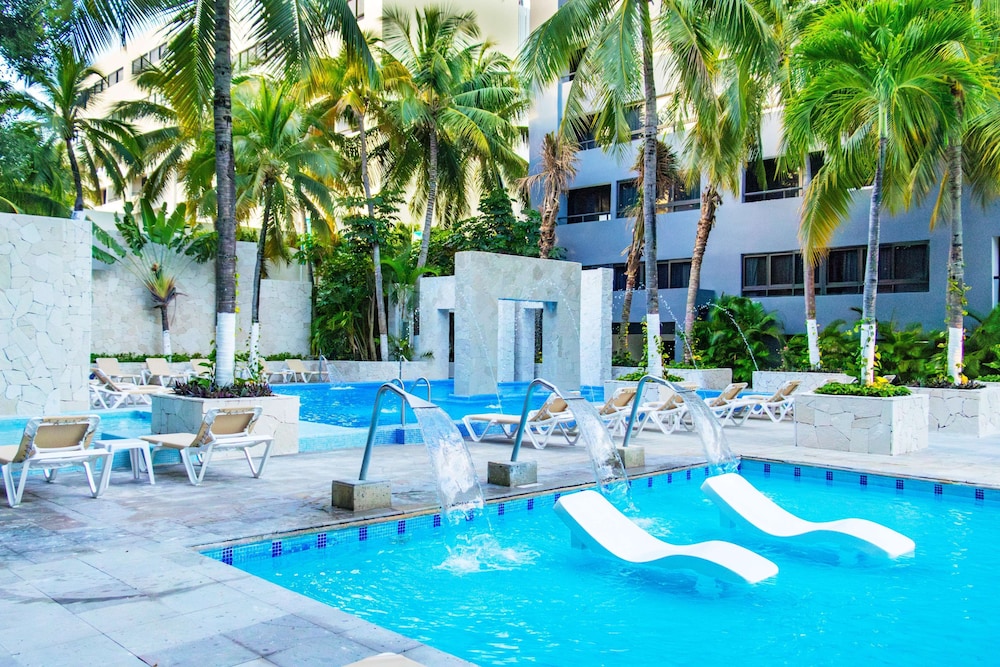Oh! Cancun - The Urban Oasis & Beach Club — Swimming pool in Cancun, Quintana Roo