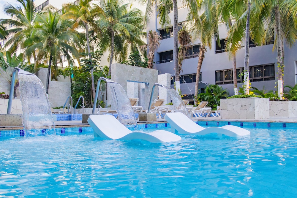 Oh! Cancun - The Urban Oasis & Beach Club — Swimming pool in Cancun, Quintana Roo