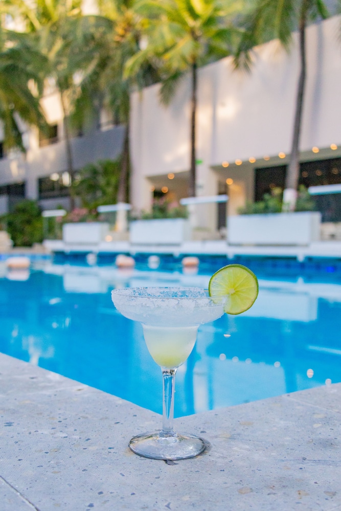 Oh! Cancun - The Urban Oasis & Beach Club — Swimming pool in Cancun, Quintana Roo