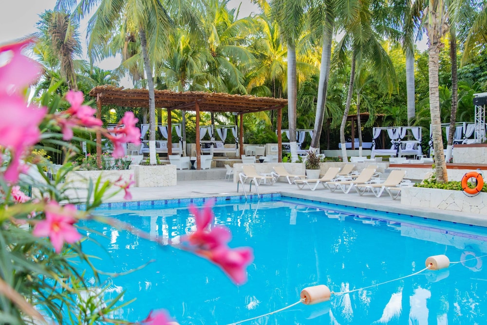 Oh! Cancun - The Urban Oasis & Beach Club — Swimming pool in Cancun, Quintana Roo