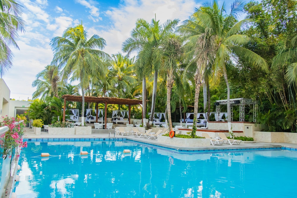 Oh! Cancun - The Urban Oasis & Beach Club — Swimming pool in Cancun, Quintana Roo