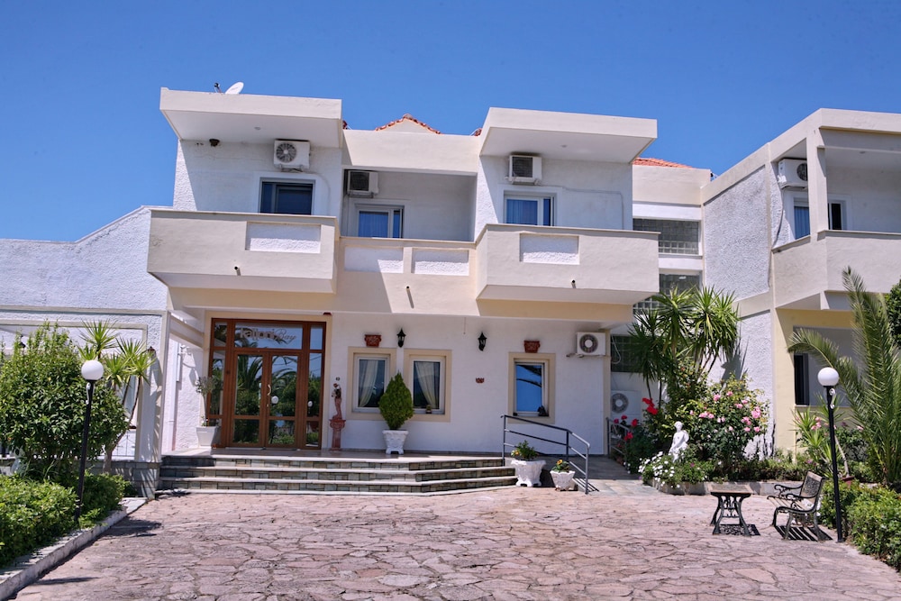 Kalloni Bay — Hotel building in Lesvos Island