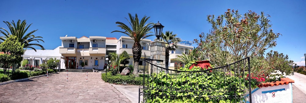 Kalloni Bay — Hotel building in Lesvos Island