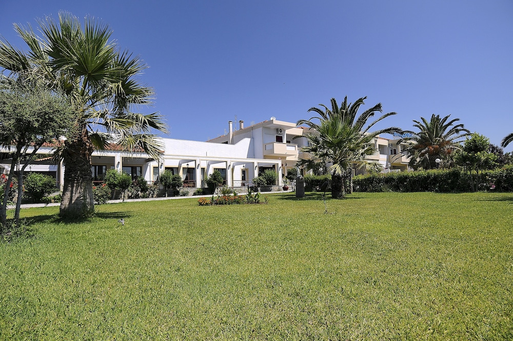 Kalloni Bay — Hotel building in Lesvos Island