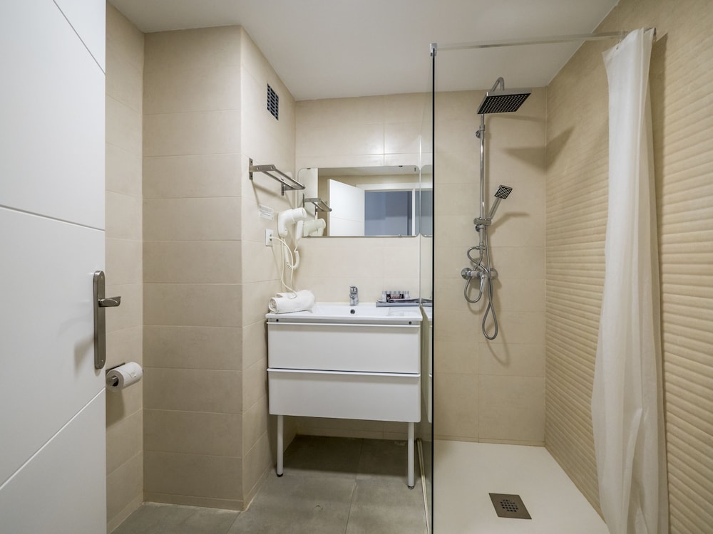 Hotel Victoria — Hotel rooms in Lloret de Mar, Catalonia
