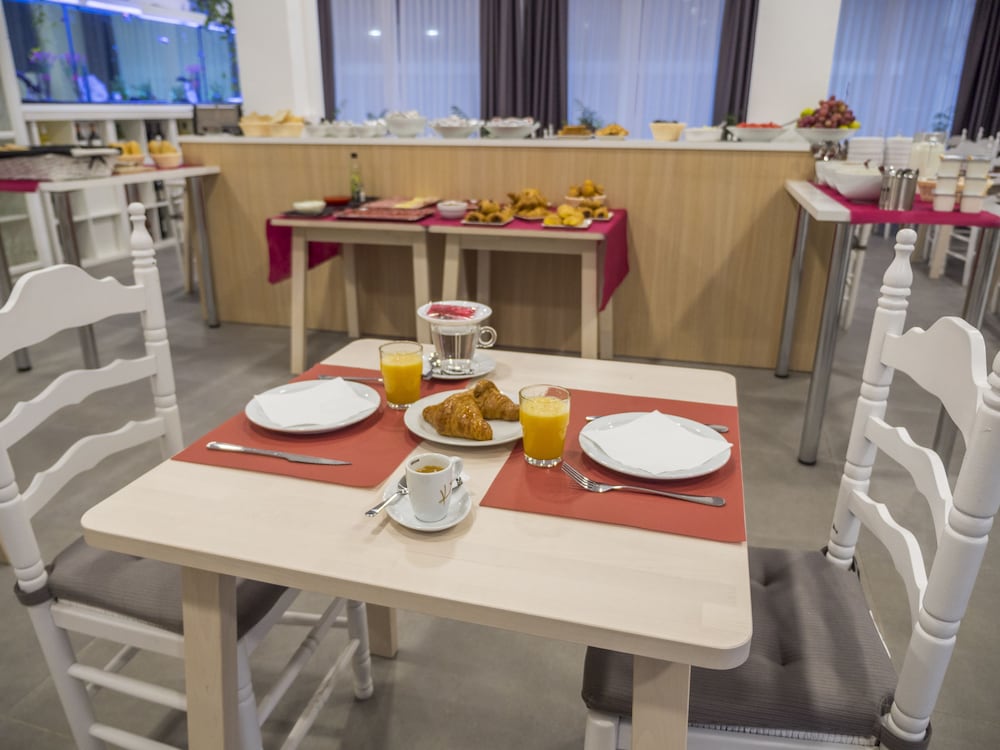 Hotel Victoria — Restaurant & bars in Lloret de Mar, Catalonia
