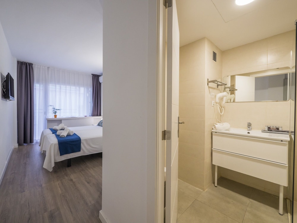 Hotel Victoria — Hotel rooms in Lloret de Mar, Catalonia