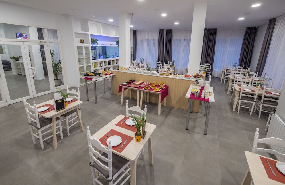 Hotel Victoria — Restaurant & bars in Lloret de Mar, Catalonia