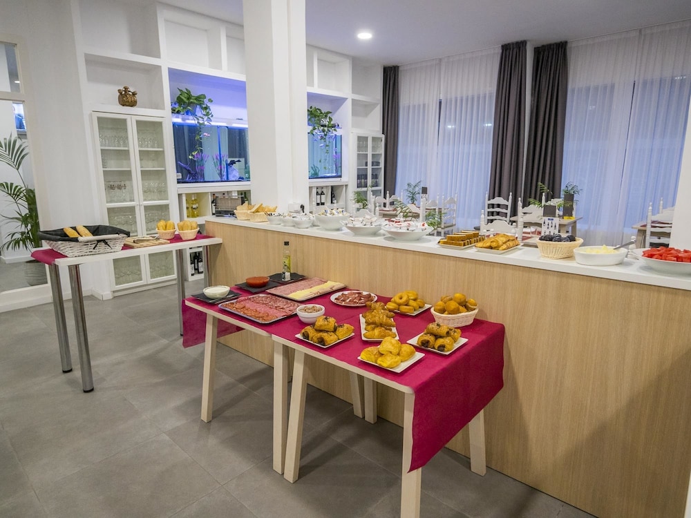 Hotel Victoria — Restaurant & bars in Lloret de Mar, Catalonia