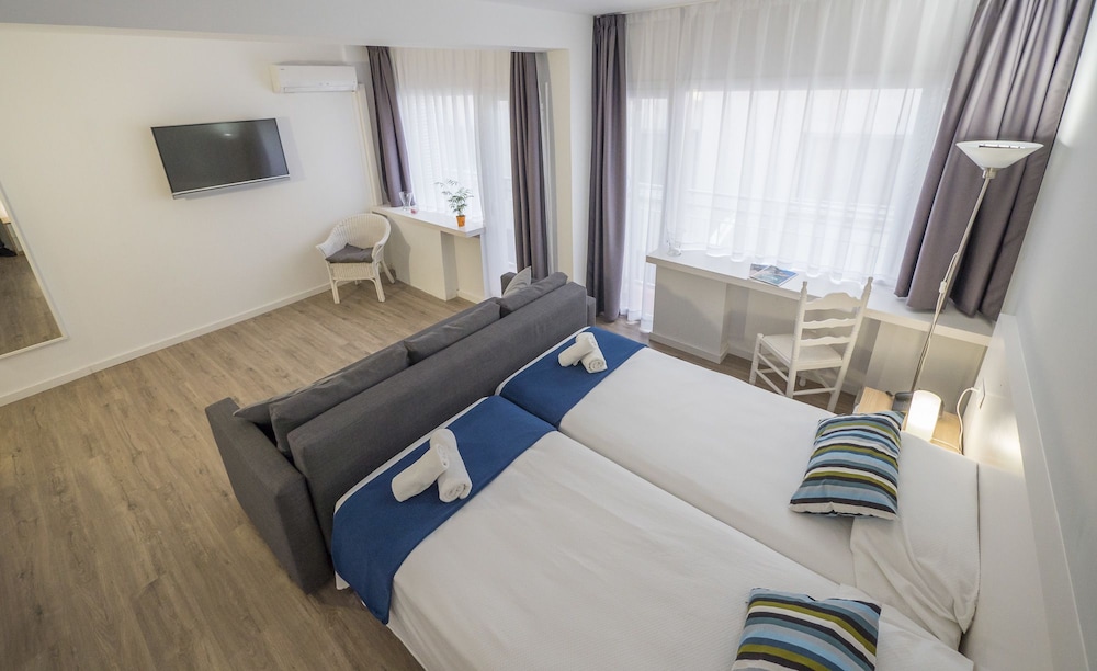 Hotel Victoria — Hotel rooms in Lloret de Mar, Catalonia
