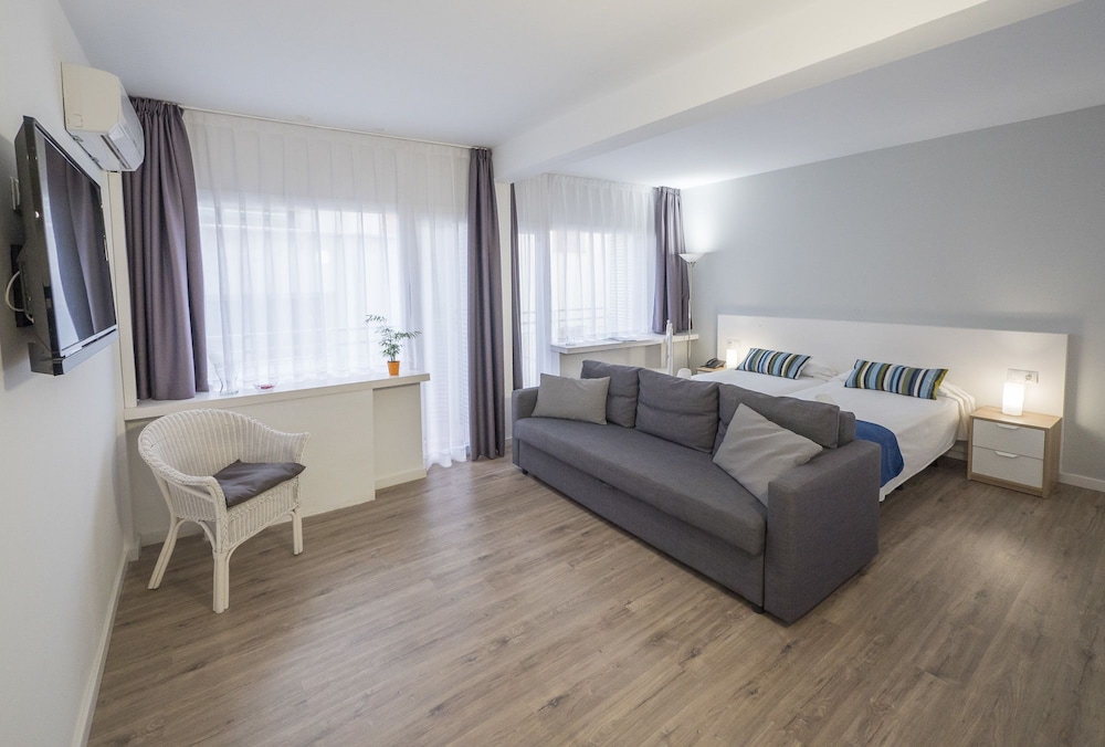 Hotel Victoria — Hotel rooms in Lloret de Mar, Catalonia
