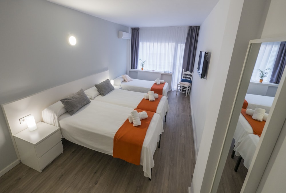 Hotel Victoria — Hotel rooms in Lloret de Mar, Catalonia