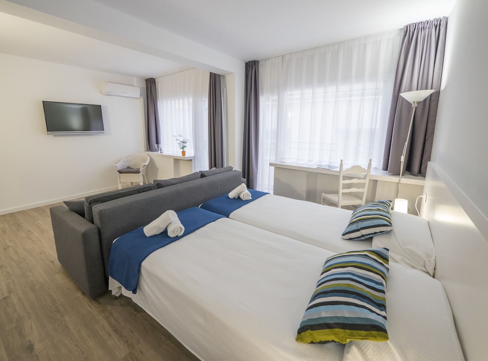 Hotel Victoria — Hotel rooms in Lloret de Mar, Catalonia