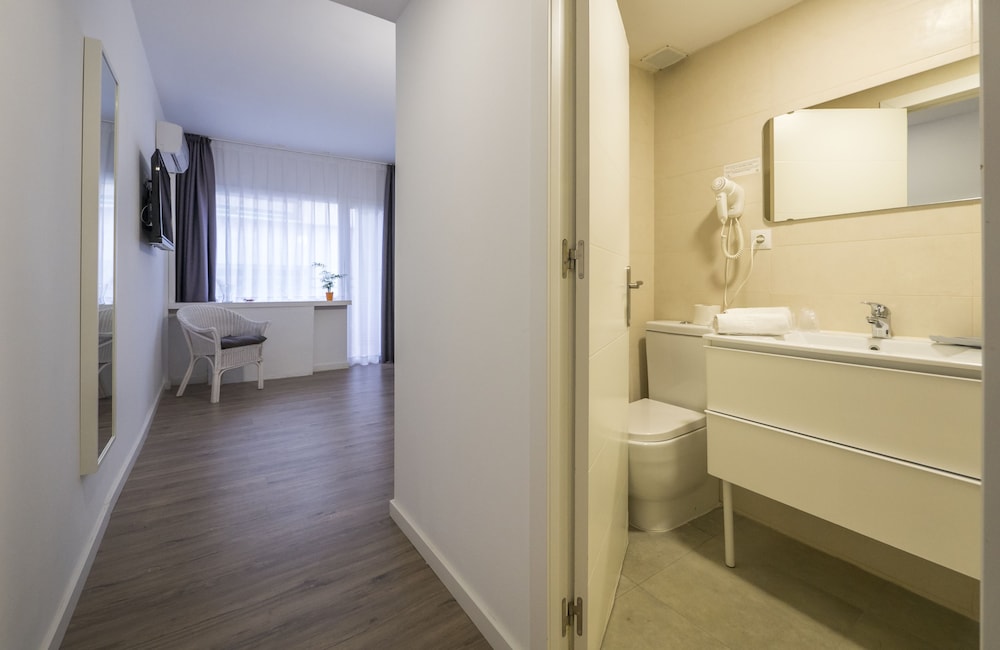 Hotel Victoria — Hotel rooms in Lloret de Mar, Catalonia