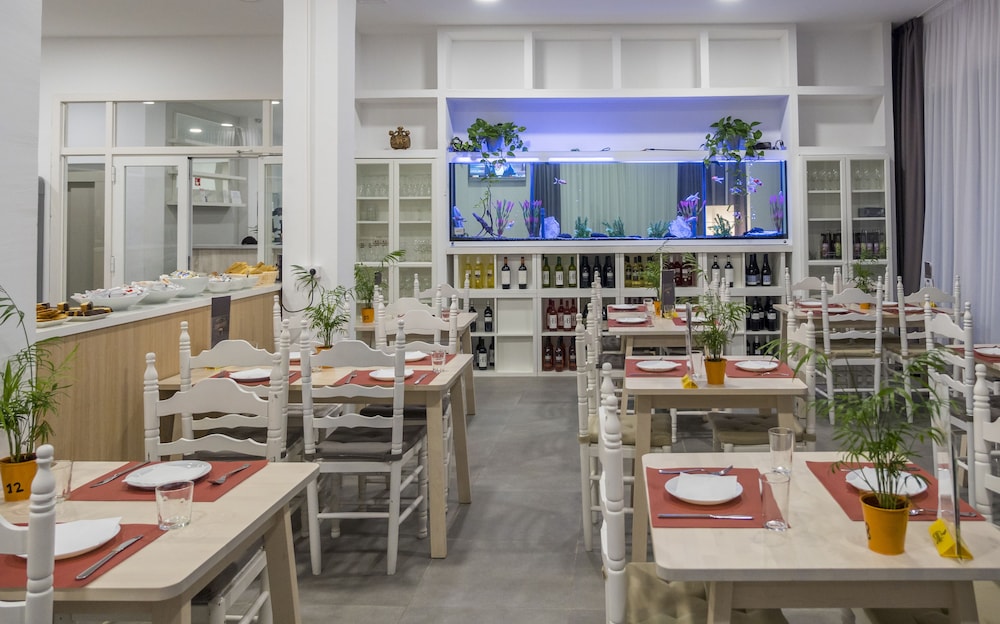 Hotel Victoria — Restaurant & bars in Lloret de Mar, Catalonia