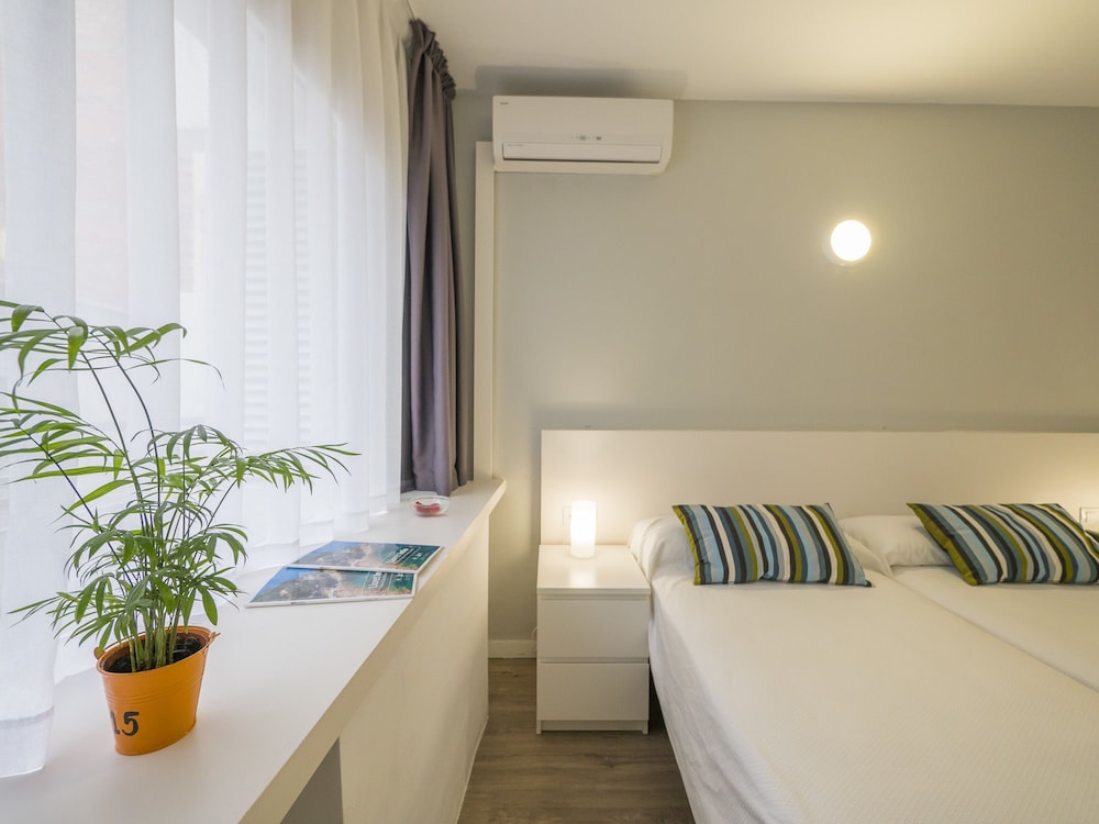 Hotel Victoria — Hotel rooms in Lloret de Mar, Catalonia