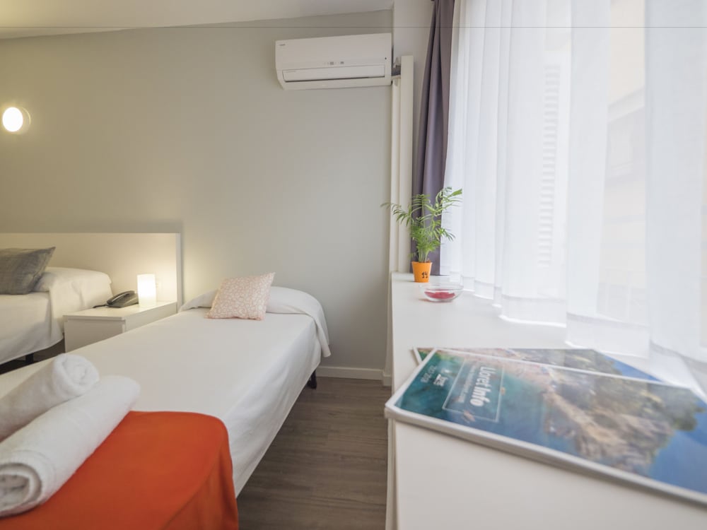 Hotel Victoria — Hotel rooms in Lloret de Mar, Catalonia