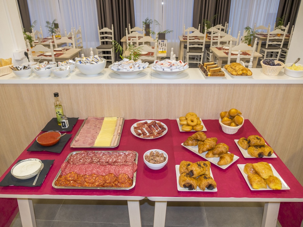 Hotel Victoria — Restaurant & bars in Lloret de Mar, Catalonia