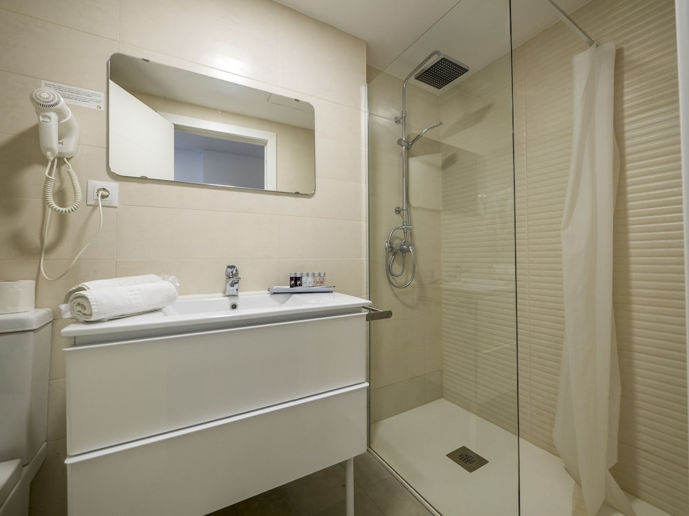 Hotel Victoria — Hotel rooms in Lloret de Mar, Catalonia